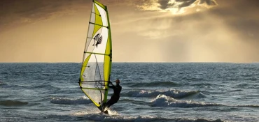 Faire de la planche à voile en mer