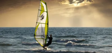 Faire de la planche à voile en mer